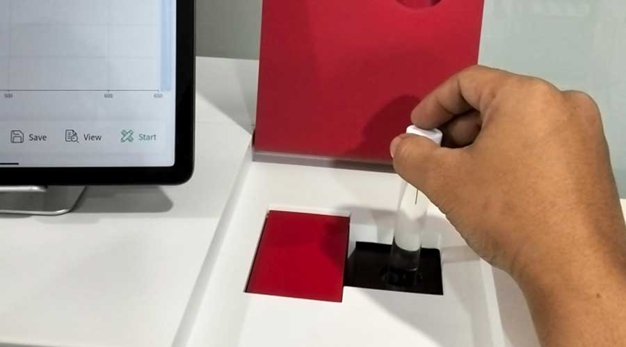 Gambar Spektrofotometer Saat Menguji Sample Air Minum