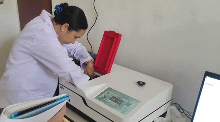 gambar spektrofotometer double beam ketika pengguna sedang menempatkan kuvet sample