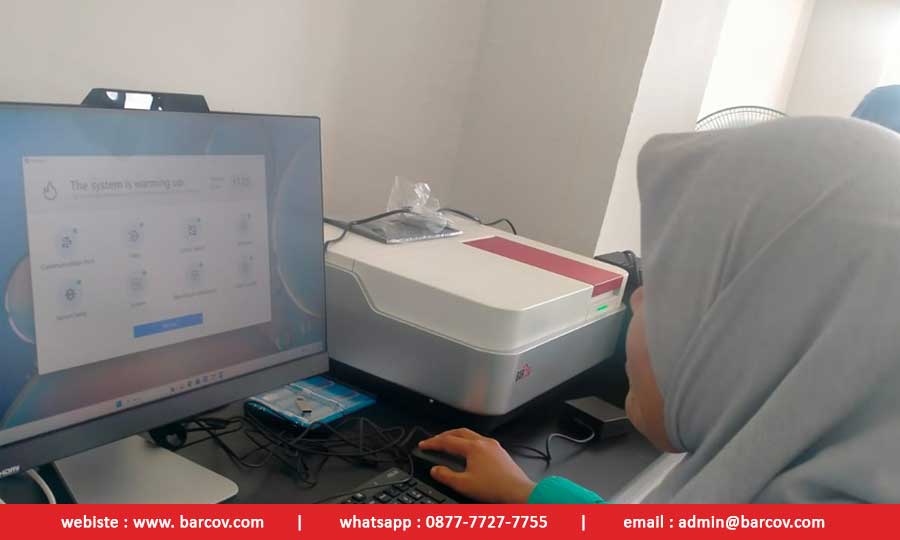 Gambar Spektrofotometer UV Vis Barcov Oleh Pengguna di Laboratorium Gambar Spektrofotometer UV Vis Barcov Oleh Pengguna di Laboratorium